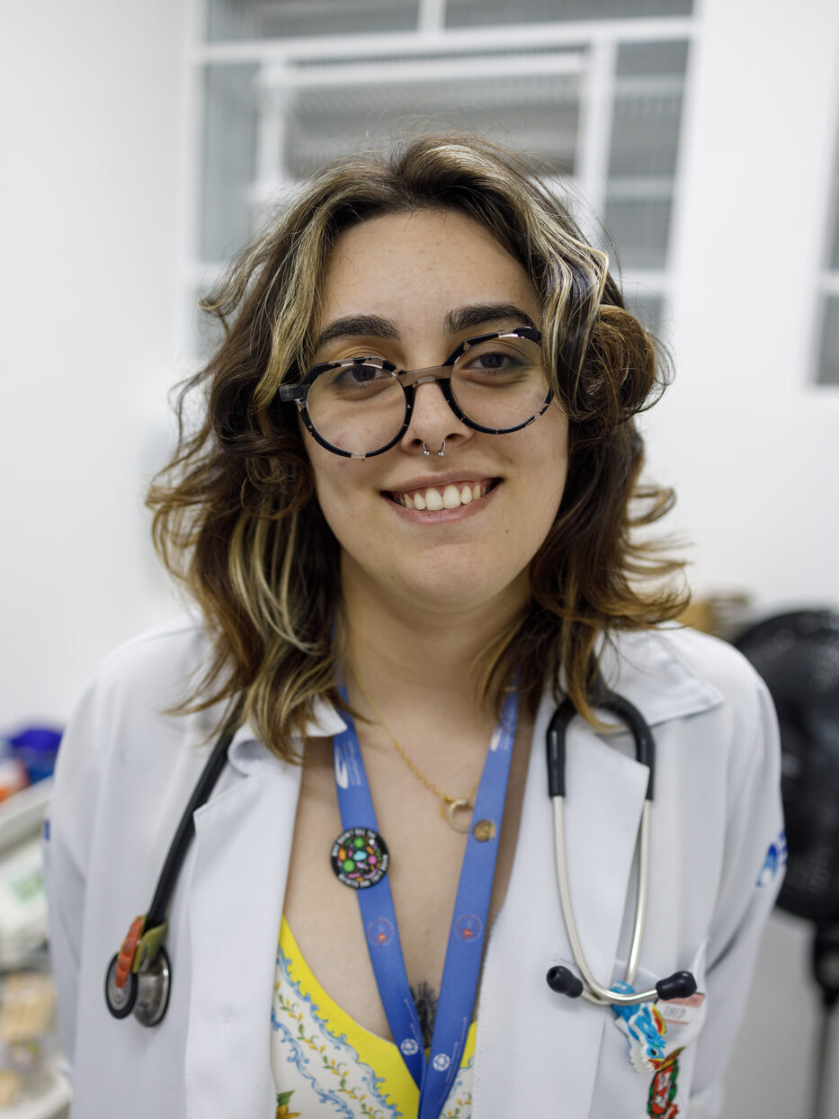 Dra. Gabriela Harduim Mello Públio em ambiente clínico